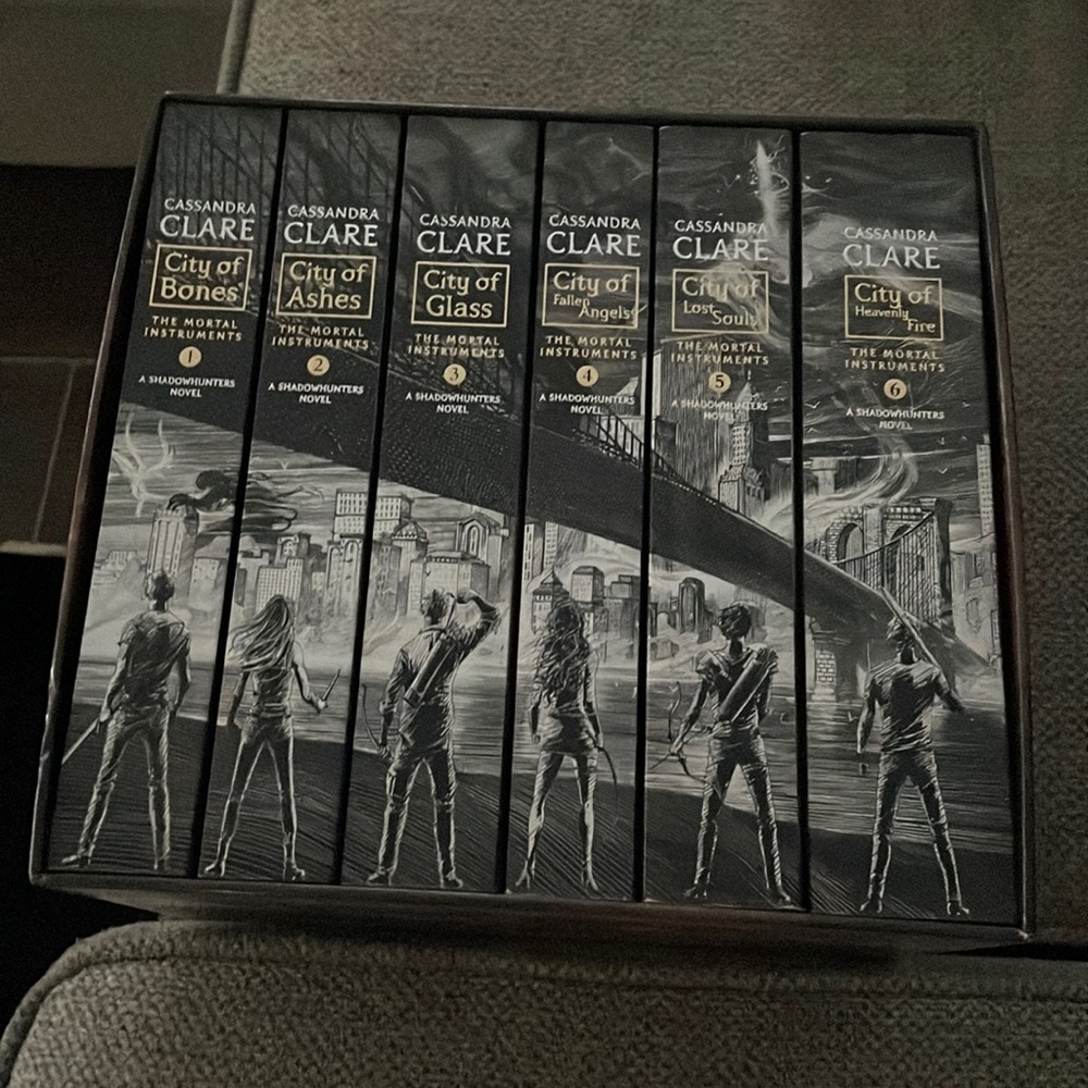 Cassandra Clare’s the mortal instruments complete collection